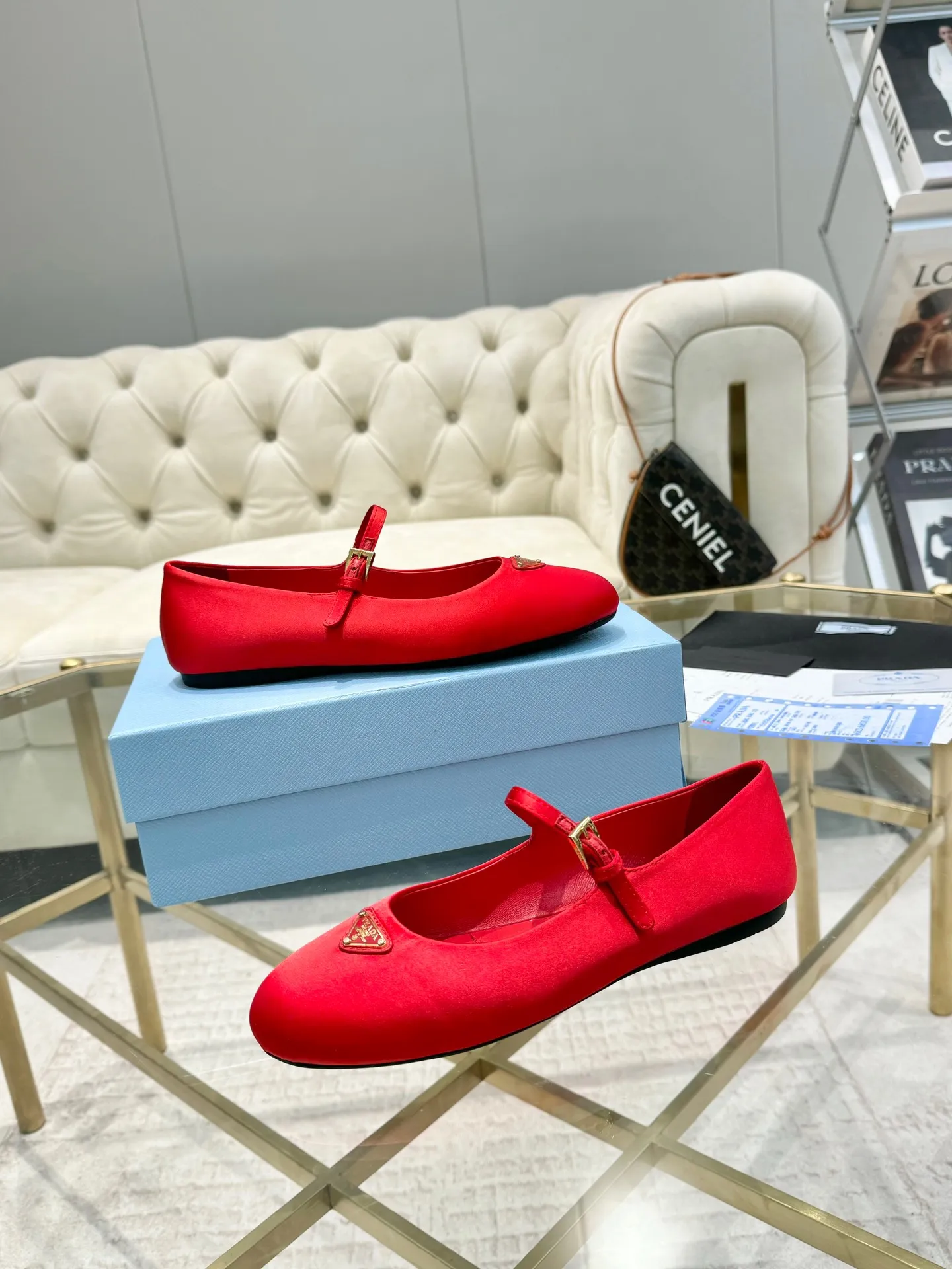 👟👟Ex-factory price 500👟👟 New arrival 👉Ready stock👈Remove the original board and make a 1:1 replica‼ ️ Highest version 2024 Prada early autumn catwalk hot style 😘 Latest autumn style Flat-soled travel series Original 1:1 mold outsole, a must-have for goddesses, super comfortable on the feet, reducing age 👉 The upper is made of imported original velvet, soft and textured, lining + foot pads, imported sheepskin lining, breathable and comfortable, private molded buckles (all original logos), packaging process Code number 35M-39M (40 41 customized, non-refundable and non-exchangeable)✅